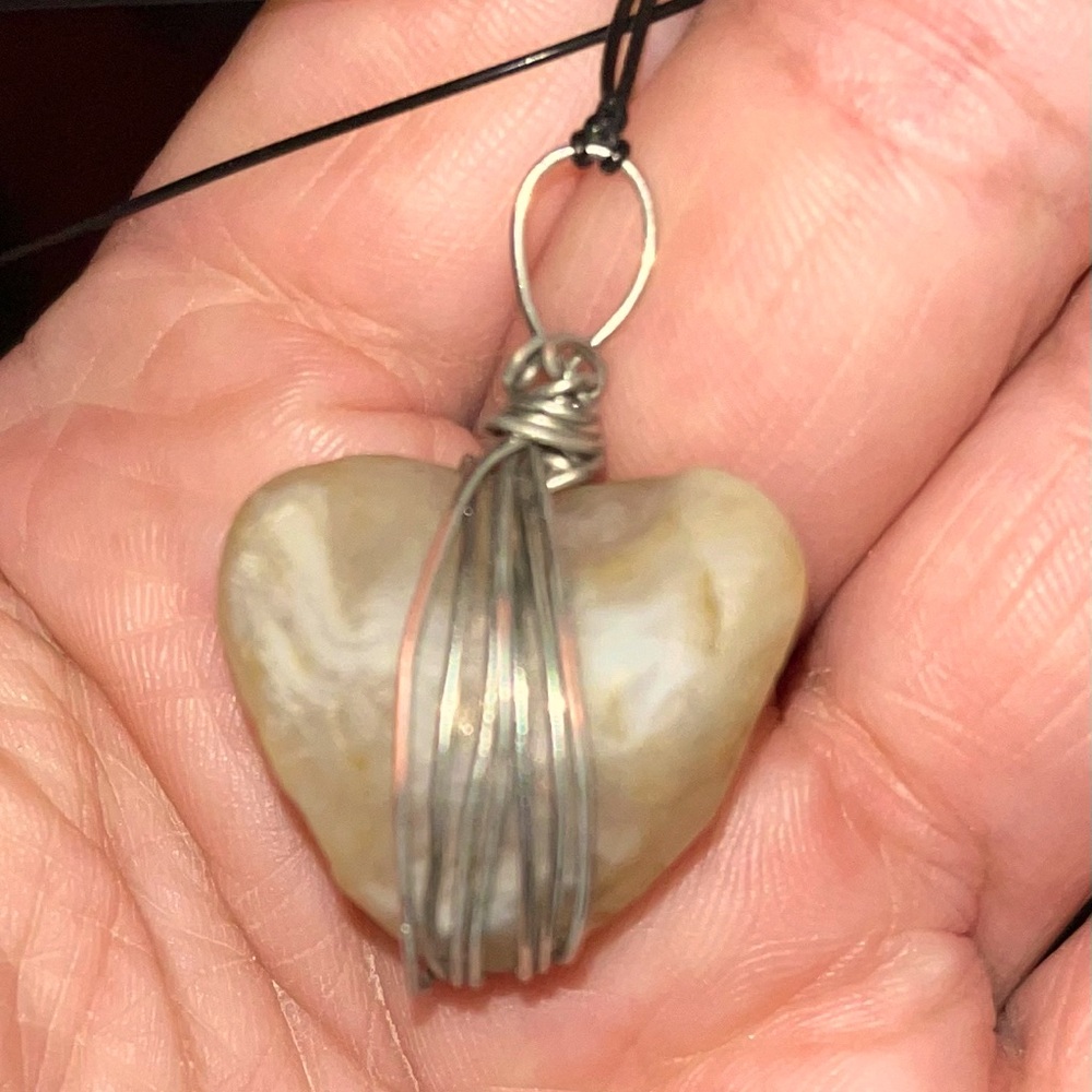 Heart shaped stone pendant choker